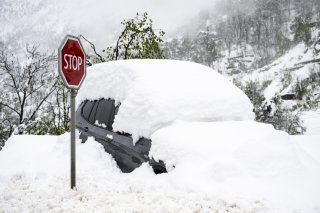 Une voiture ensevelie sous la neige ce jeudi 17 avril à Stalden